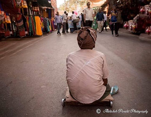 men, rear view, walking, lifestyles, street, person, casual clothing, full length, incidental people, market, leisure activity, retail, city life, city, store, day, market stall