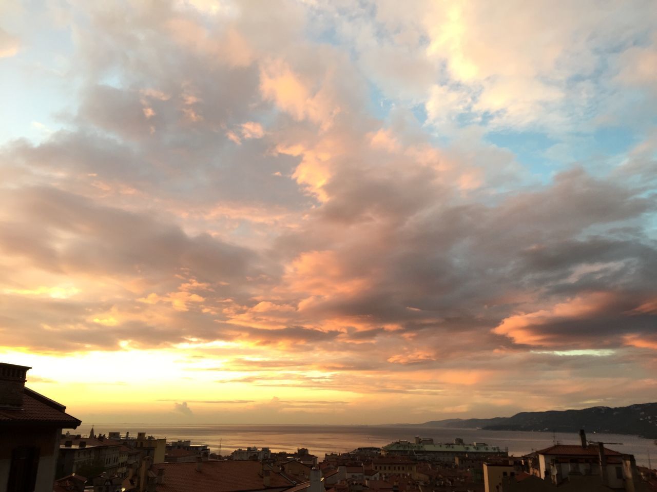 SCENIC VIEW OF SUNSET OVER SEA AGAINST CLOUDY SKY