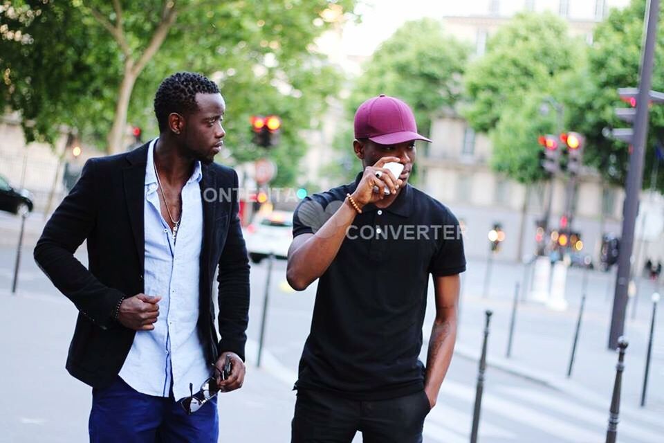 person, lifestyles, leisure activity, young adult, young men, casual clothing, portrait, smiling, looking at camera, front view, happiness, holding, focus on foreground, togetherness, photography themes, bonding