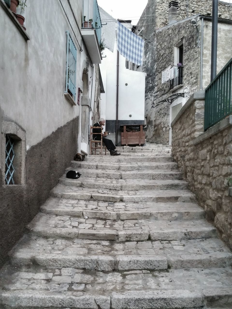 architecture, building exterior, built structure, the way forward, steps, building, residential building, residential structure, staircase, house, steps and staircases, alley, city, narrow, street, diminishing perspective, day, outdoors, cobblestone, town