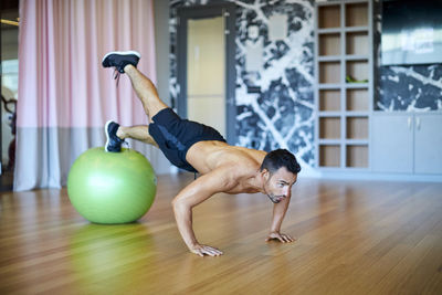 A man working out in a fitness studio.