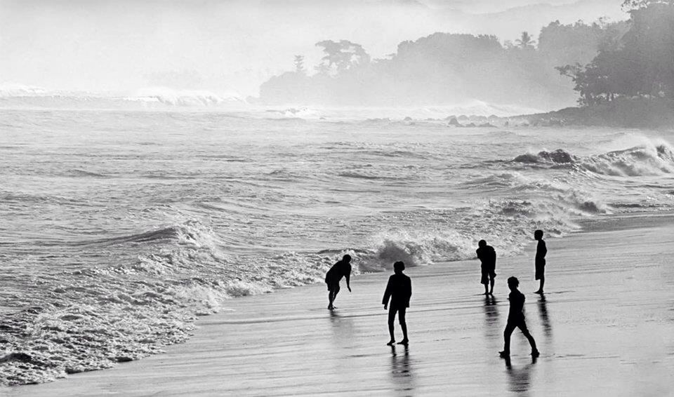 water, sea, lifestyles, leisure activity, beach, vacations, men, walking, full length, shore, wave, scenics, person, beauty in nature, large group of people, nature, tourism, the way forward, tourist