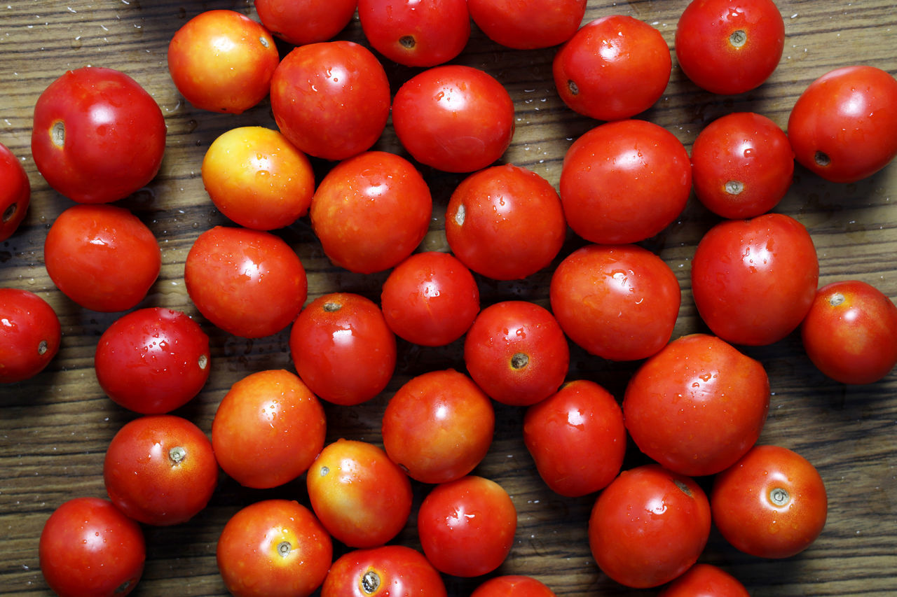 HIGH ANGLE VIEW OF TOMATOES ON WOODEN TABLE