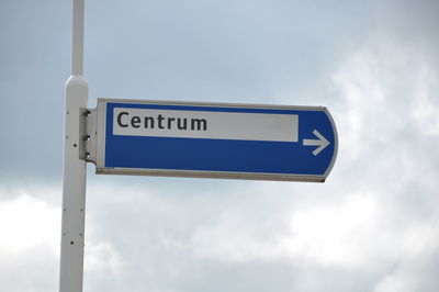 Road sign  directing to the centre