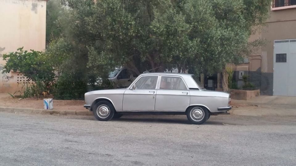 VINTAGE CAR ON STREET