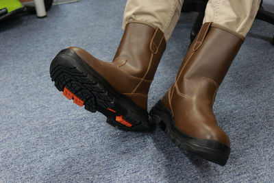 Workers use brown boots, these safety shoes are made of leather