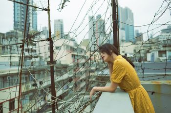 SIDE VIEW OF WOMAN IN CITY