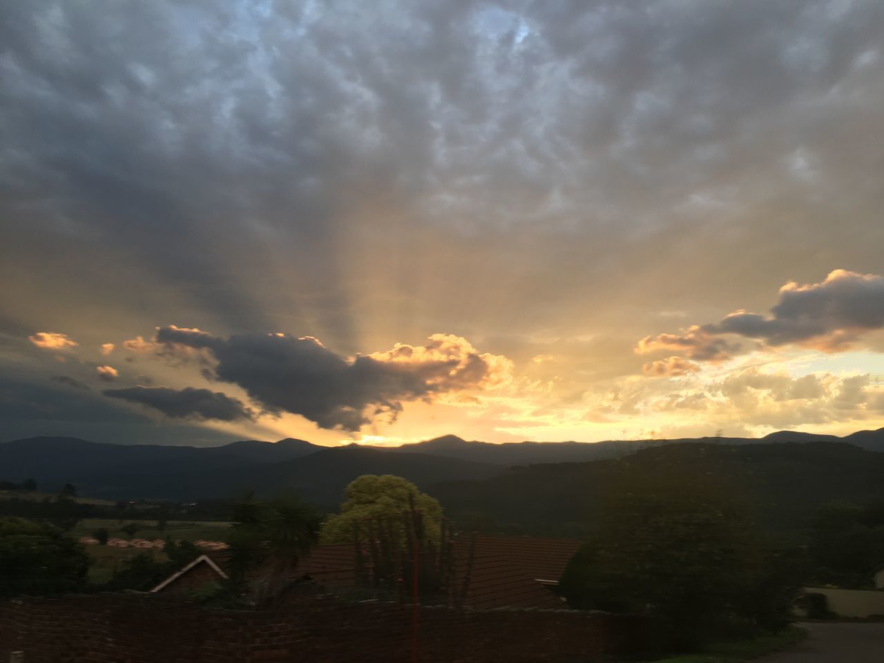 SCENIC VIEW OF DRAMATIC SKY OVER LANDSCAPE