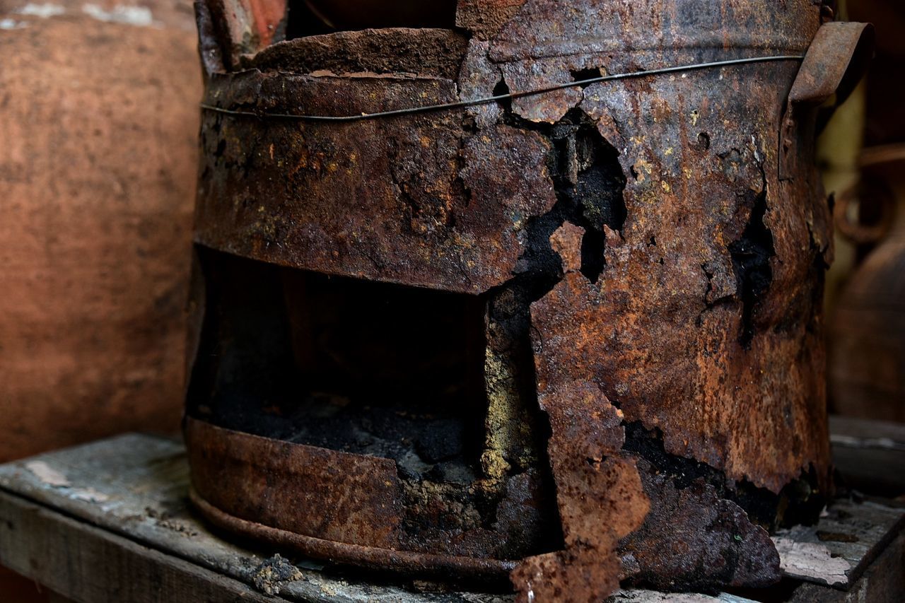 CLOSE-UP OF RUSTY OLD ABANDONED MACHINE