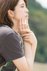 Midsection of young woman looking away