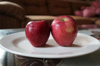 Close-up of apples in plate on table