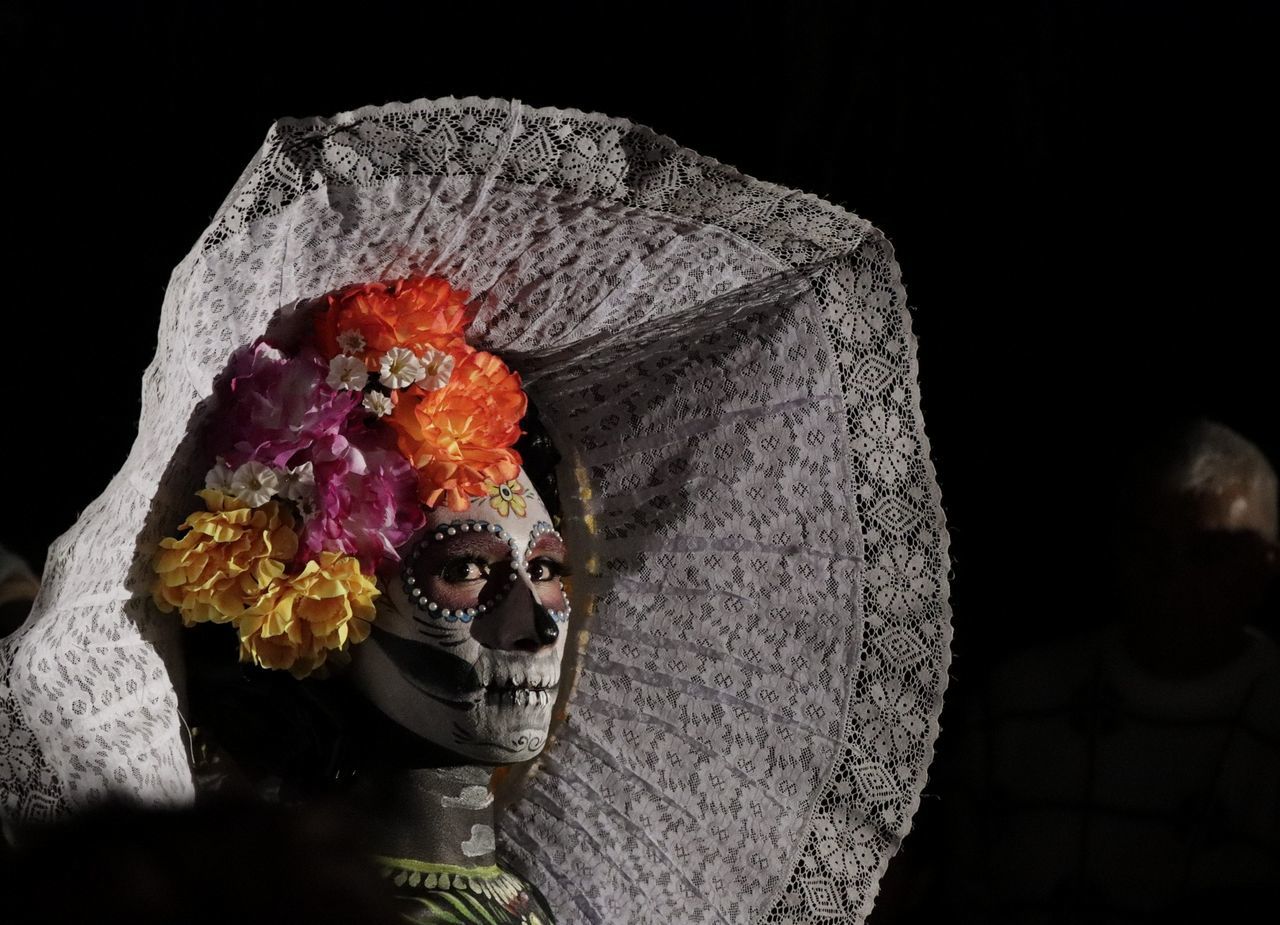 CLOSE-UP OF MAN WEARING FLOWER