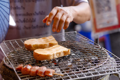 Cropped hand of chef preparing food