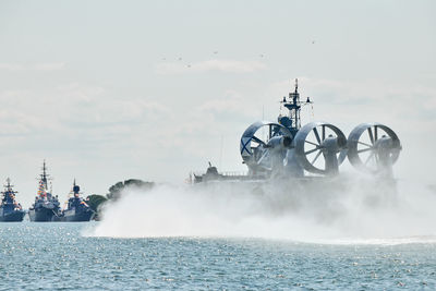 Landing craft air cushion lcac hovercraft landing craft sailing splashing sea water at high speed