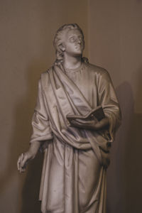 statue