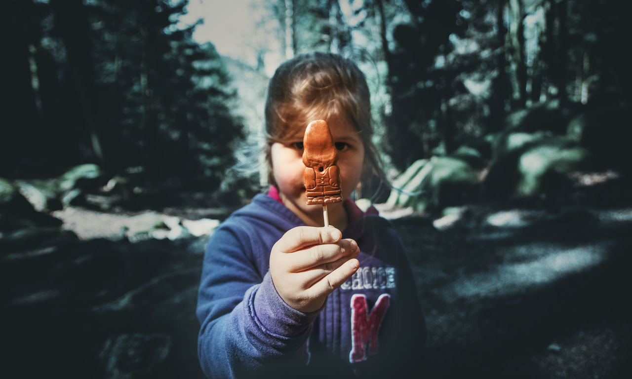 childhood, child, one person, holding, real people, food and drink, focus on foreground, boys, men, food, males, casual clothing, sweet food, portrait, day, front view, innocence, temptation, cute, outdoors