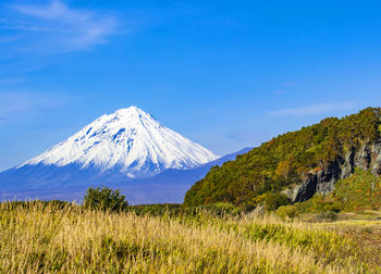 Panoramic autumn view of the koryaksky volcano on kamchatka peninsula