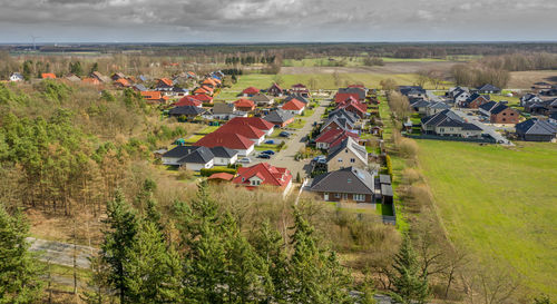 Aerial photograph from an oblique angle with a dead-end street and single-family houses, drone photo