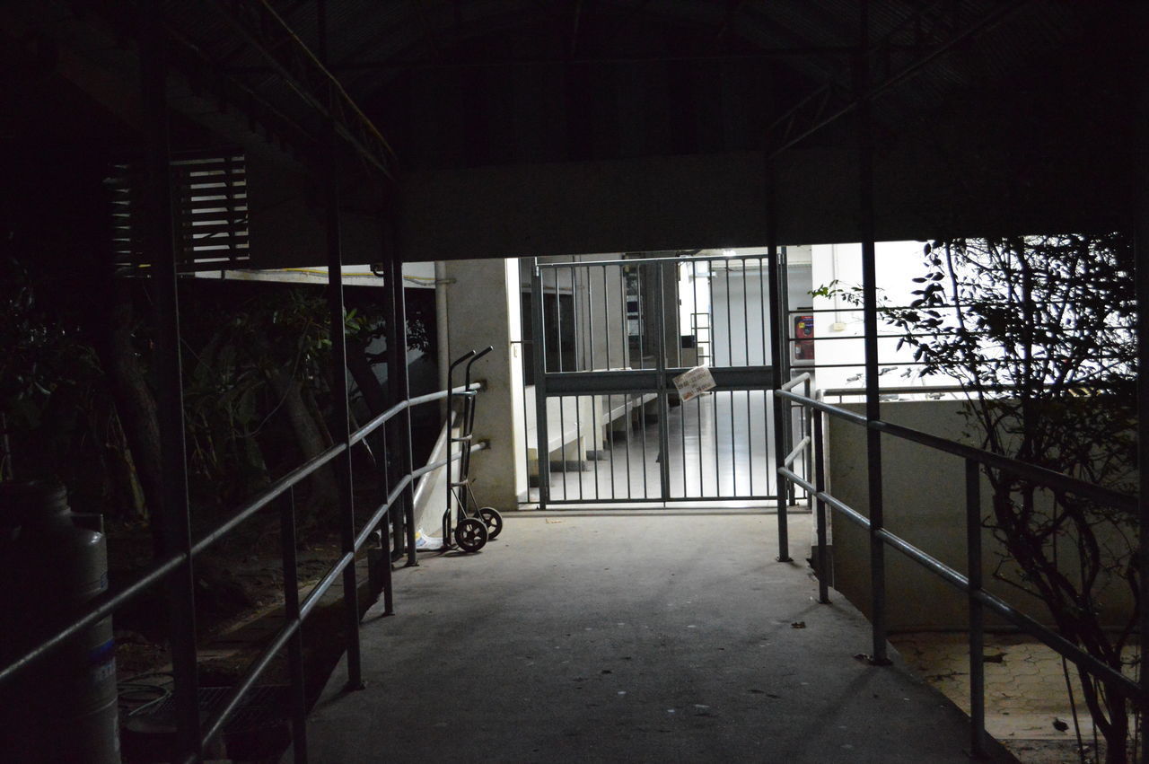 VIEW OF EMPTY STAIRCASE IN BUILDING