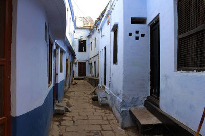 Narrow alley amidst buildings in city