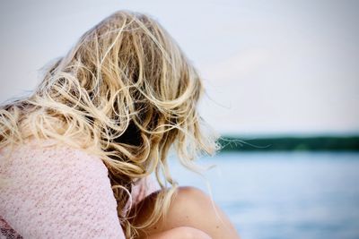 Side view of woman against sea 