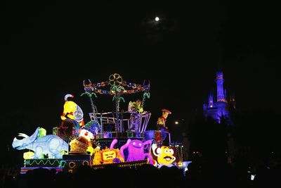 Illuminated ferris wheel at night