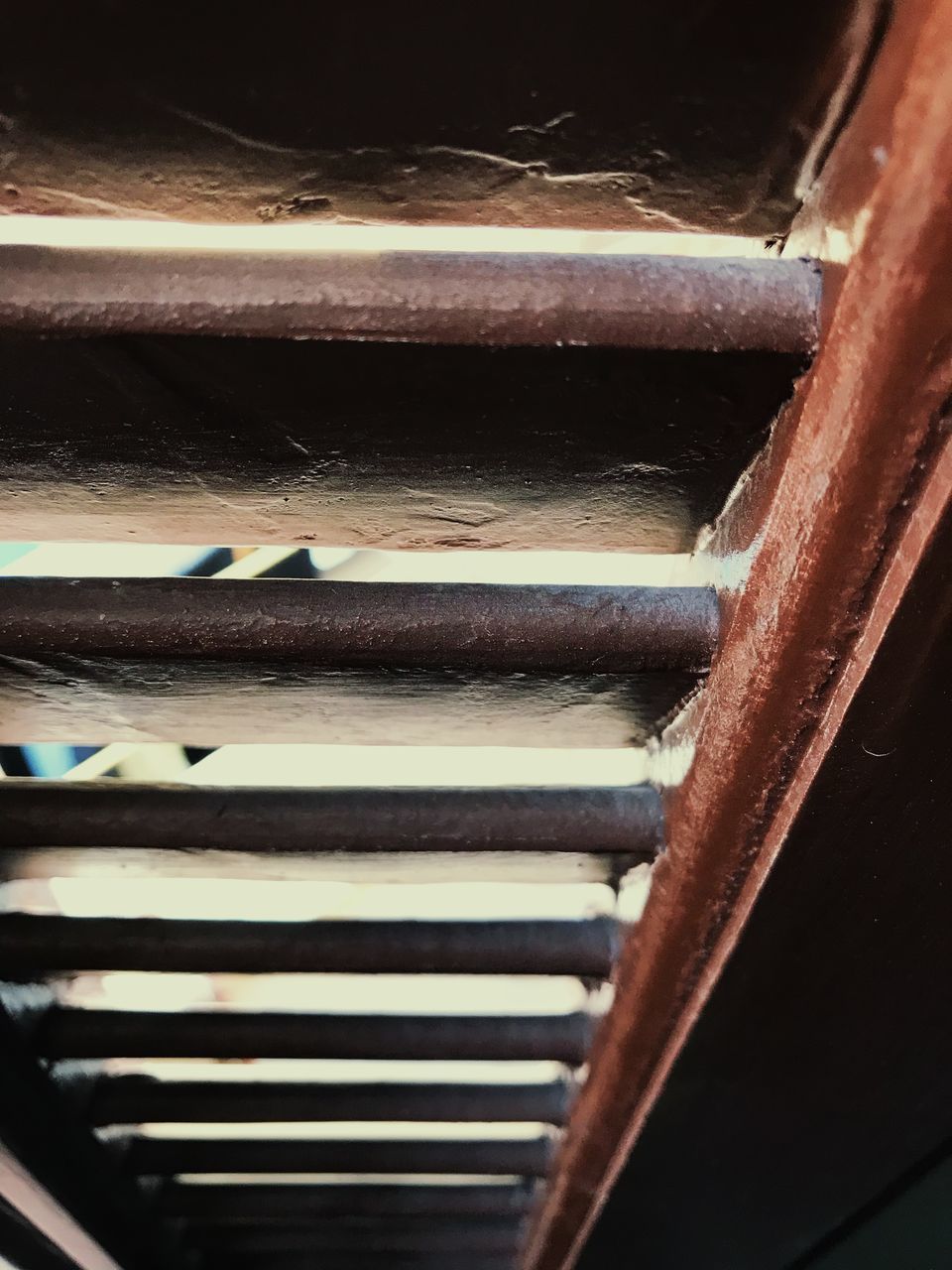 FULL FRAME SHOT OF OLD WOODEN PIANO