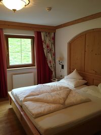 View of a tidy bed in bedroom