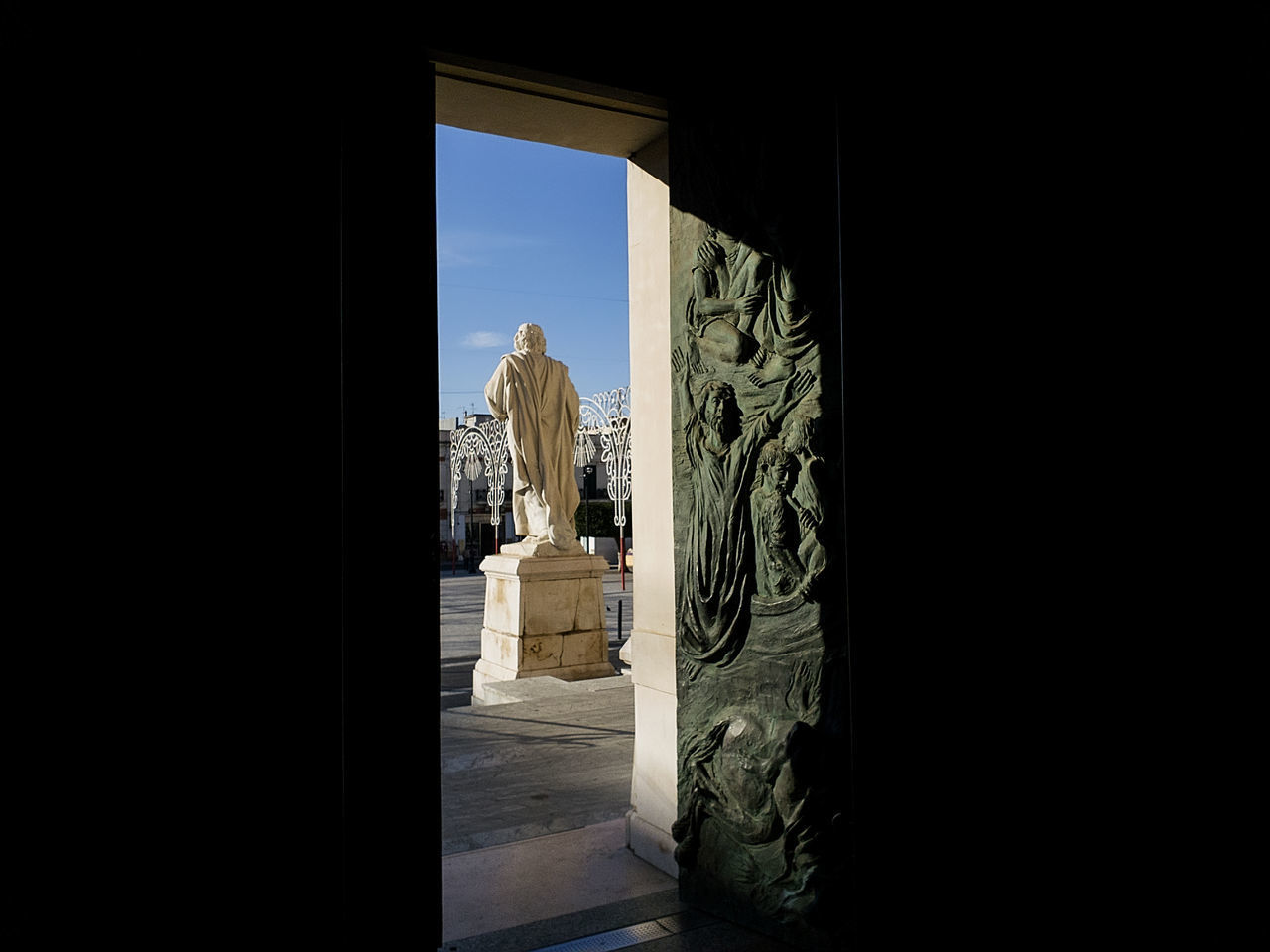 VIEW OF STATUE AGAINST SKY