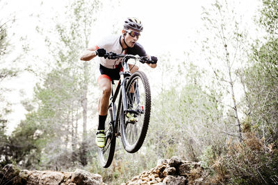 Mountainbiker jumping midair