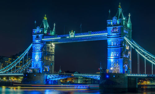 Illuminated tower bridge over thames river at night