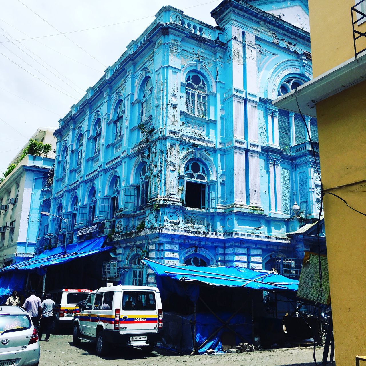 building exterior, architecture, built structure, city, land vehicle, church, place of worship, outdoors, sky, day, city life, in front of, history, famous place, no people