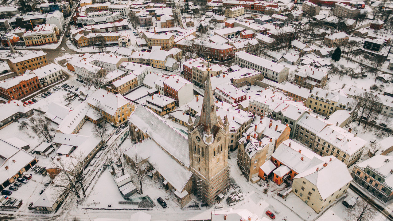 HIGH ANGLE VIEW OF BUILDINGS IN CITY