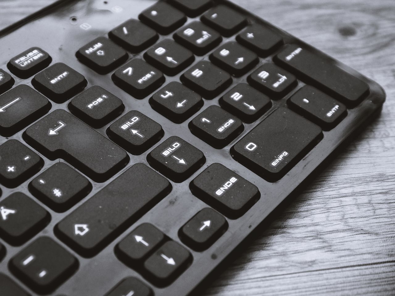 CLOSE-UP OF COMPUTER KEYBOARD