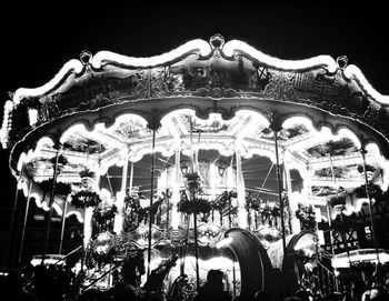 Illuminated ferris wheel at night