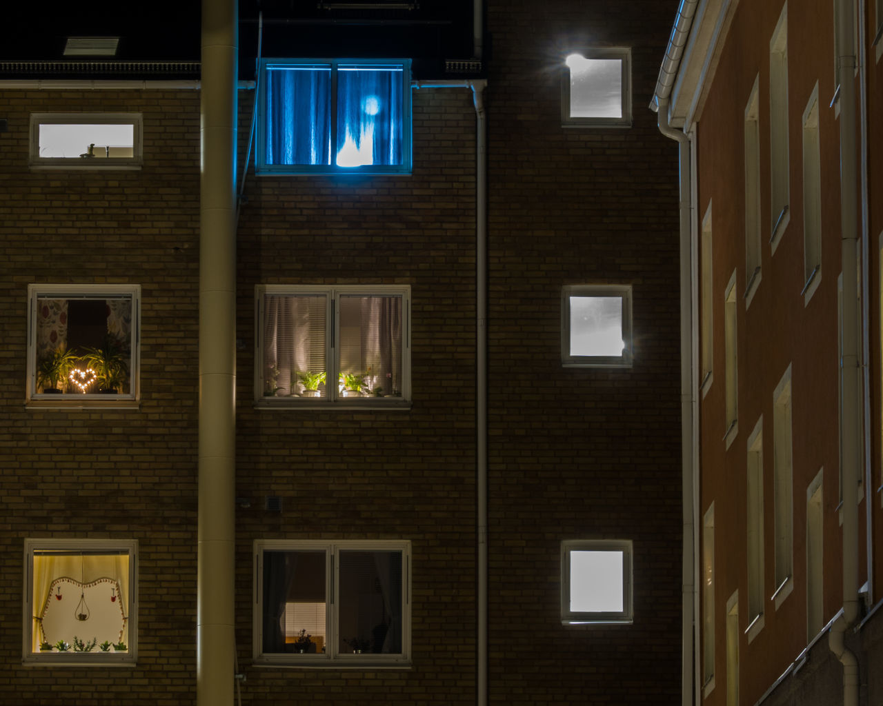 LOW ANGLE VIEW OF ILLUMINATED STREET LIGHT ON BUILDING