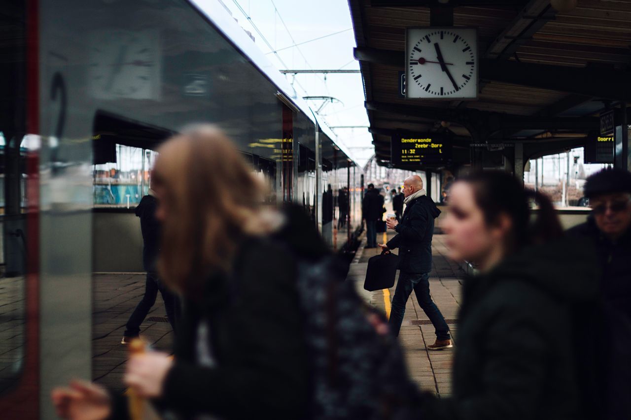 public transportation, transportation, women, passenger, men, travel, real people, subway train, subway station, lifestyles, journey, indoors, waiting, commuter, adults only, people, adult, technology, crowd, day