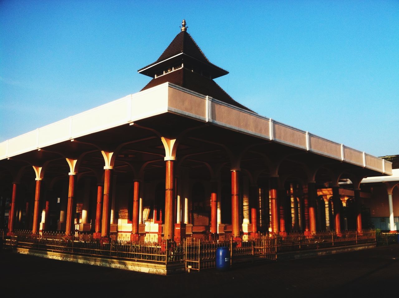 architecture, built structure, building exterior, clear sky, famous place, blue, low angle view, travel destinations, history, arch, tourism, travel, international landmark, illuminated, connection, bridge - man made structure, architectural column, sky, capital cities, dusk