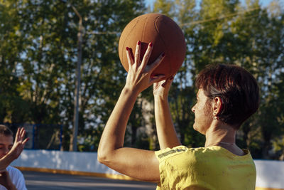 Courage beyond sound, woman with hearing aid dominates the basketball court