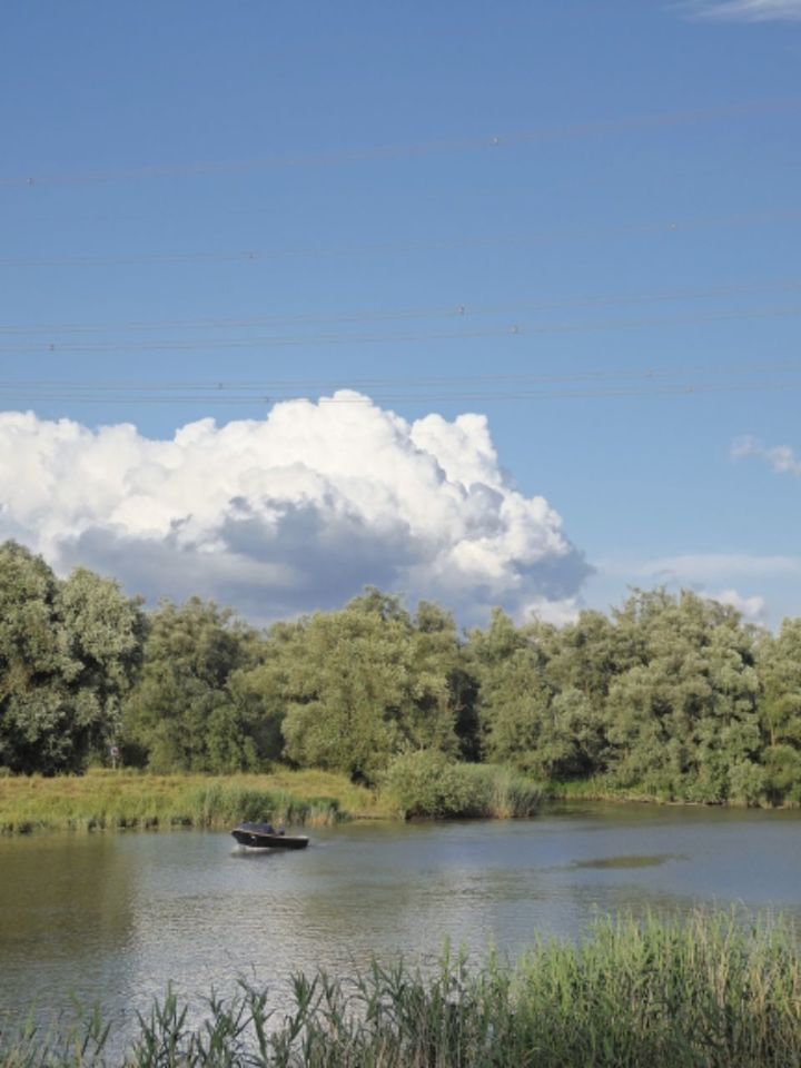 SCENIC VIEW OF RIVER AGAINST SKY