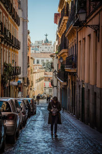 Narrow walkway along buildings