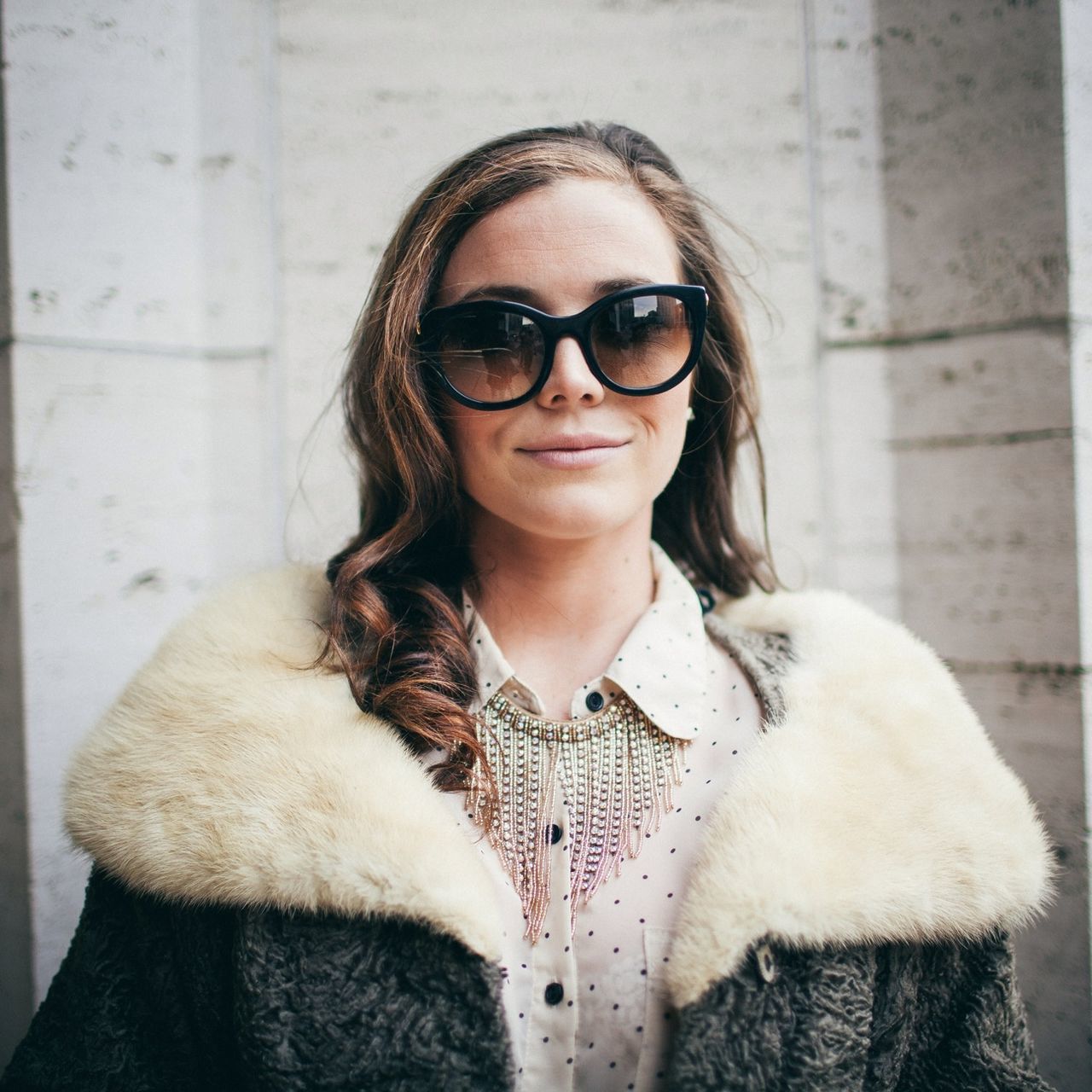 PORTRAIT OF YOUNG WOMAN IN SUNGLASSES