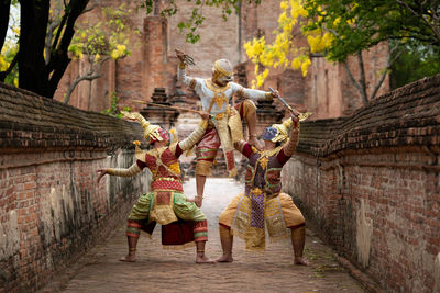 Khon, is a classical thai dance in a mask. this is the battle between the giant and hanuman.