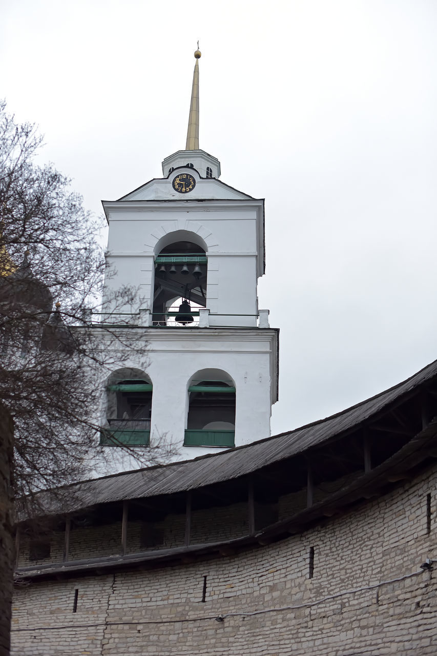 LOW ANGLE VIEW OF CLOCK TOWER AGAINST BUILDING