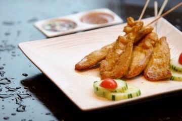 CLOSE-UP OF FOOD ON TRAY