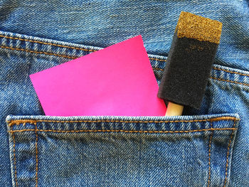 Close-up of adhesive note and sponge in back pocket