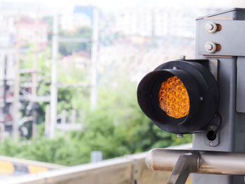 The yellow light signal before arriving to the train station platform