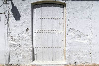 Old white wooden door in las salinas de cabo de gata nijar. almería. spain