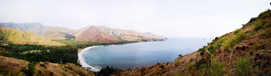 Panoramic view of lake and mountains against sky