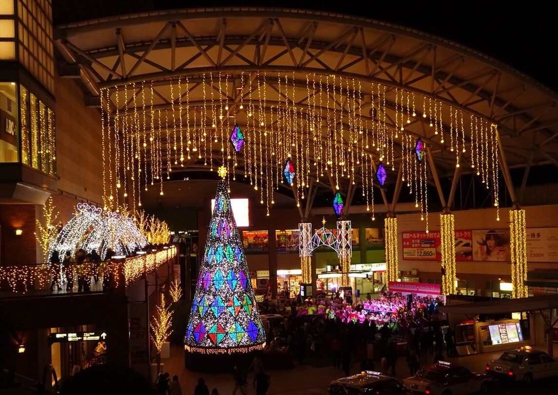 illuminated, christmas tree, christmas, celebration, large group of people, christmas decoration, real people, night, indoors, architecture, built structure, men, women, people